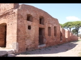 01565 ostia - regio ii - insula vi - caseggiato delle fornaci (ii,vi,7) - ostfassade - fassade zur via della fontana - 09-2022.jpg